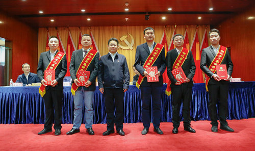 宜化集團(tuán)召開(kāi)2019年慶祝“五一”國(guó)際勞動(dòng)節(jié)暨表彰大會(huì)(圖6) 宜化集團(tuán)召開(kāi)2019年慶祝“五一”國(guó)際勞動(dòng)節(jié)暨表彰大會(huì)(圖6)