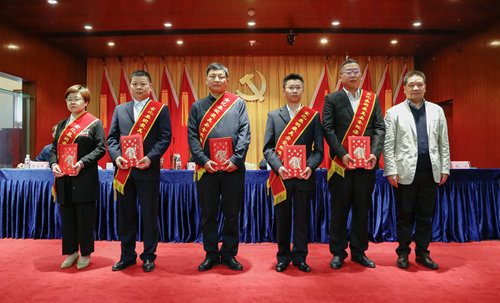 宜化集團(tuán)召開(kāi)2019年慶祝“五一”國(guó)際勞動(dòng)節(jié)暨表彰大會(huì)(圖9) 宜化集團(tuán)召開(kāi)2019年慶祝“五一”國(guó)際勞動(dòng)節(jié)暨表彰大會(huì)(圖9)