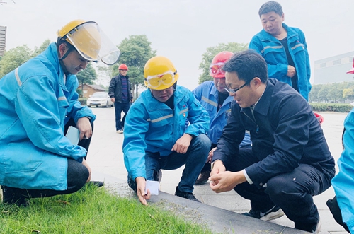 王大真到松滋肥業(yè)、楚星公司現(xiàn)場(chǎng)辦公(圖2)