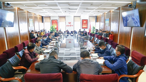 集團行政辦公會強調：做到“五個始終” 堅決確保生產(chǎn)經(jīng)營平穩(wěn)運行(圖1)