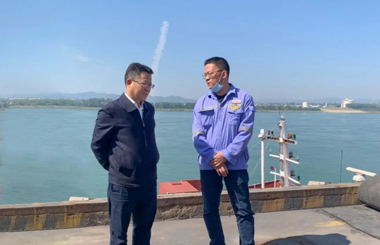 王大真深入碼頭貨場調研物流工作(圖1) 王大真深入碼頭貨場調研物流工作(圖1)