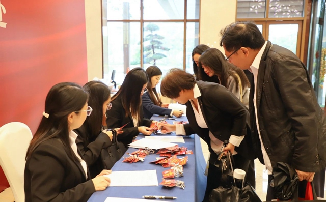 肩負(fù)重托共謀發(fā)展!集團(tuán)七屆二次職代會(huì)代表報(bào)到并參觀田家河新項(xiàng)目(圖1) 肩負(fù)重托共謀發(fā)展!集團(tuán)七屆二次職代會(huì)代表報(bào)到并參觀田家河新項(xiàng)目(圖1)