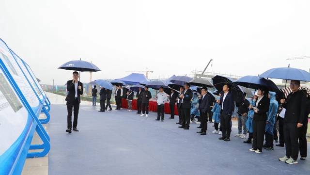 肩負(fù)重托共謀發(fā)展!集團(tuán)七屆二次職代會(huì)代表報(bào)到并參觀田家河新項(xiàng)目(圖3) 肩負(fù)重托共謀發(fā)展!集團(tuán)七屆二次職代會(huì)代表報(bào)到并參觀田家河新項(xiàng)目(圖3)