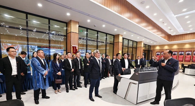 肩負(fù)重托共謀發(fā)展!集團(tuán)七屆二次職代會(huì)代表報(bào)到并參觀田家河新項(xiàng)目(圖2) 肩負(fù)重托共謀發(fā)展!集團(tuán)七屆二次職代會(huì)代表報(bào)到并參觀田家河新項(xiàng)目(圖2)