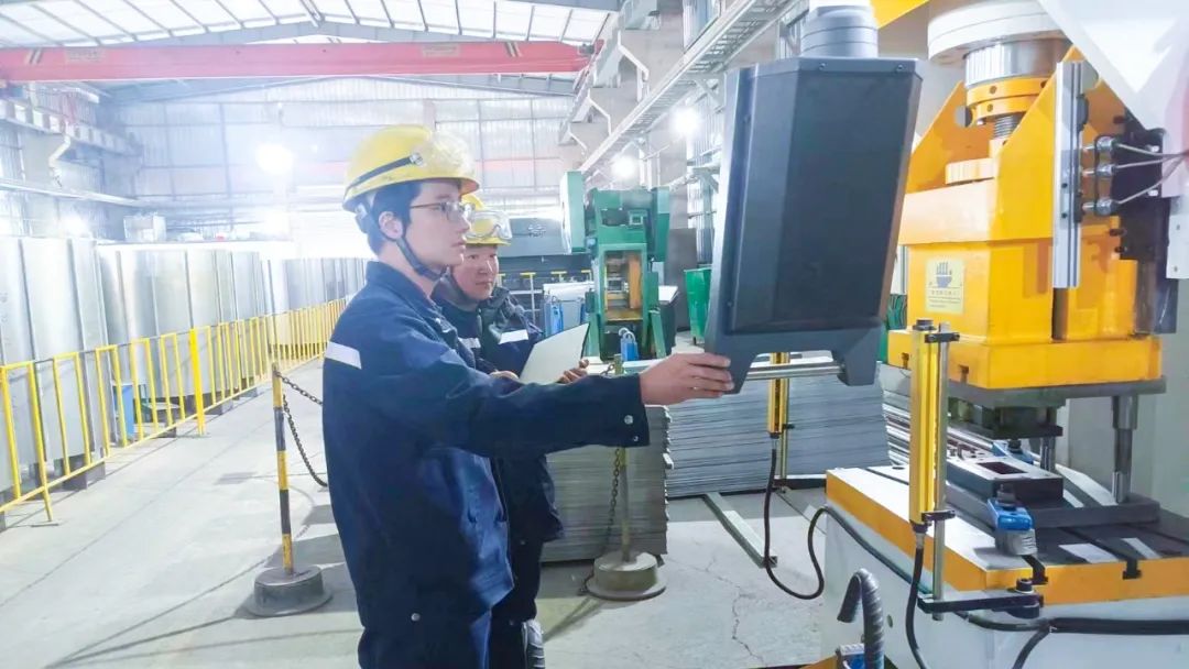 青海宜化電石分廠電極殼班：加強(qiáng)標(biāo)準(zhǔn)化建設(shè)，保障電石爐長(zhǎng)周期穩(wěn)定運(yùn)行(圖3)