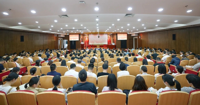 集團(tuán)黨委理論學(xué)習(xí)中心組開(kāi)展《國(guó)有企業(yè)管理人員處分條例》專題學(xué)習(xí)(圖1) 集團(tuán)黨委理論學(xué)習(xí)中心組開(kāi)展《國(guó)有企業(yè)管理人員處分條例》專題學(xué)習(xí)(圖1)