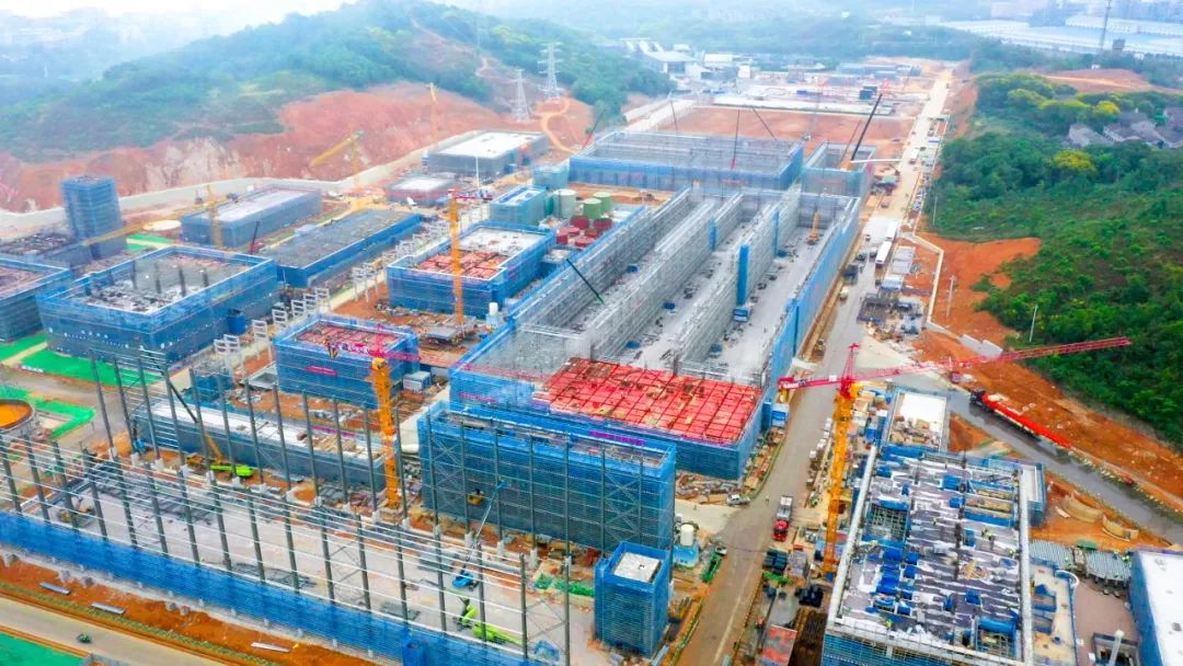 楚星生態(tài)項(xiàng)目尿素庫(kù)順利封頂(圖3) 楚星生態(tài)項(xiàng)目尿素庫(kù)順利封頂(圖3)