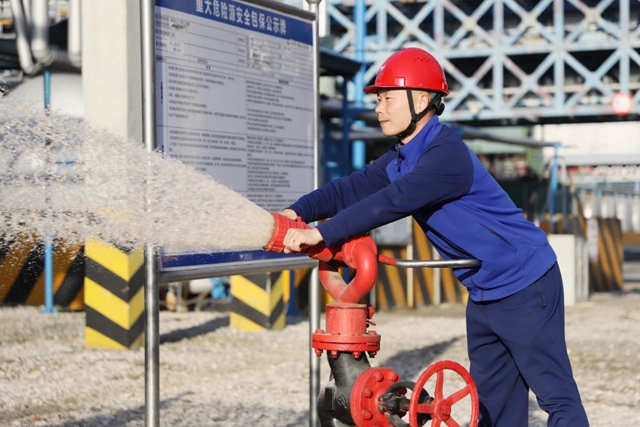 第一!股份公司鄢陽獲頒宜昌市消防設施操作員“榮譽金頭盔”(圖3) 第一!股份公司鄢陽獲頒宜昌市消防設施操作員“榮譽金頭盔”(圖3)