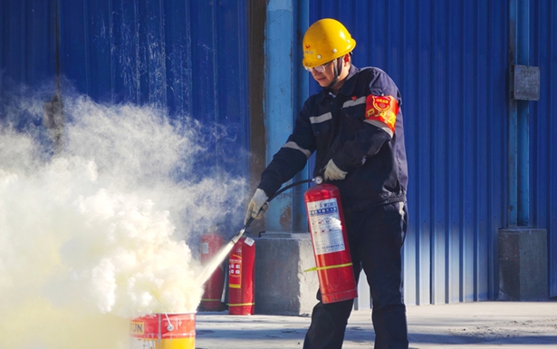 以練促防!內(nèi)蒙古宜化開展消防技能比武活動(dòng)(圖1) 以練促防!內(nèi)蒙古宜化開展消防技能比武活動(dòng)(圖1)