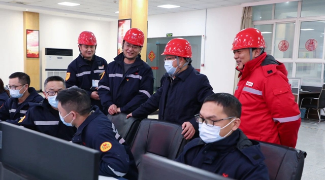 王大真除夕當天到松滋肥業、楚星公司和研發中心走訪慰問