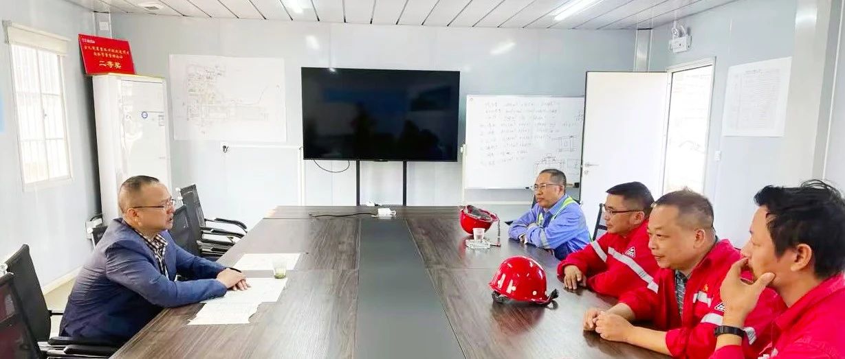 化機(jī)公司黨委書記、董事長、總經(jīng)理?xiàng)钪袧傻匠琼?xiàng)目現(xiàn)場辦公