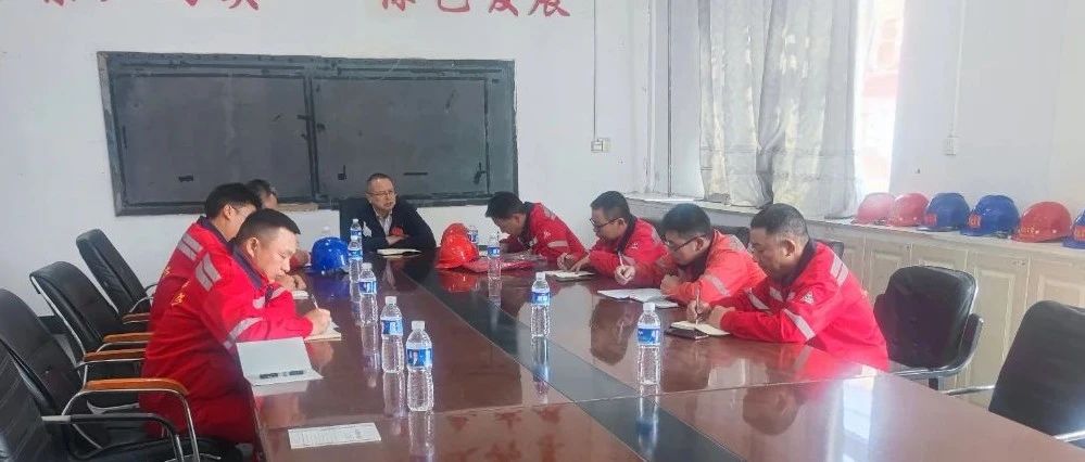 化機(jī)公司黨委書記、董事長、總經(jīng)理?xiàng)钪袧傻絻?nèi)蒙宜化項(xiàng)目現(xiàn)場辦公